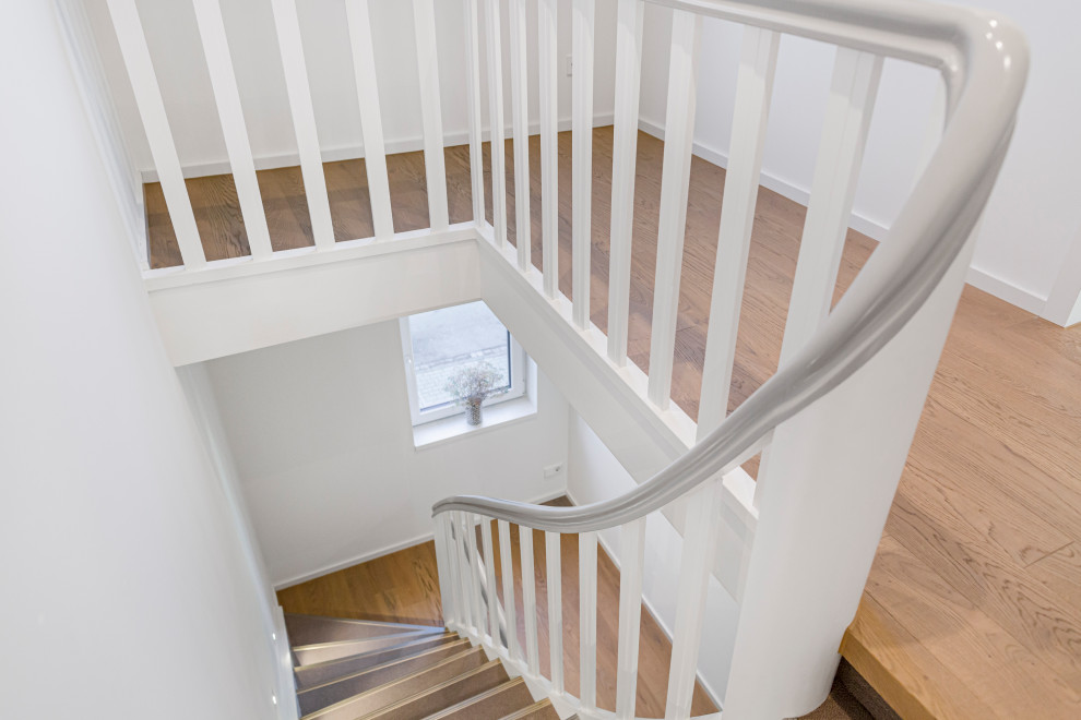 Gewendelte Skandinavische Treppe mit Teppich-Setzstufen in Düsseldorf