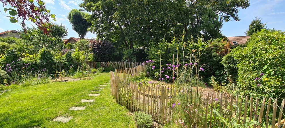 Idee per un orto in giardino country di medie dimensioni e dietro casa con recinzione in legno