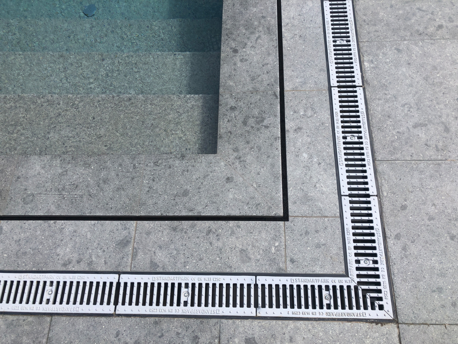 Премиум-бассейн с архитектурно-четкими линиями