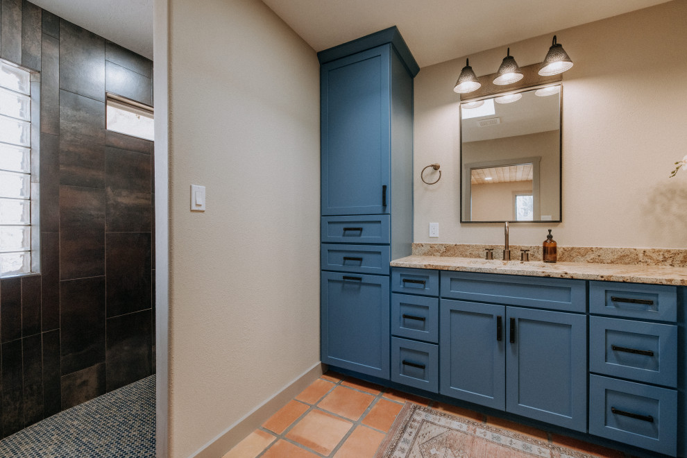 Источник вдохновения для домашнего уюта: главная ванная комната среднего размера в стиле фьюжн с фасадами в стиле шейкер, синими фасадами, душем в нише, унитазом-моноблоком, разноцветной плиткой, металлической плиткой, бежевыми стенами, полом из терракотовой плитки, врезной раковиной, оранжевым полом, открытым душем, разноцветной столешницей, нишей, тумбой под две раковины и встроенной тумбой