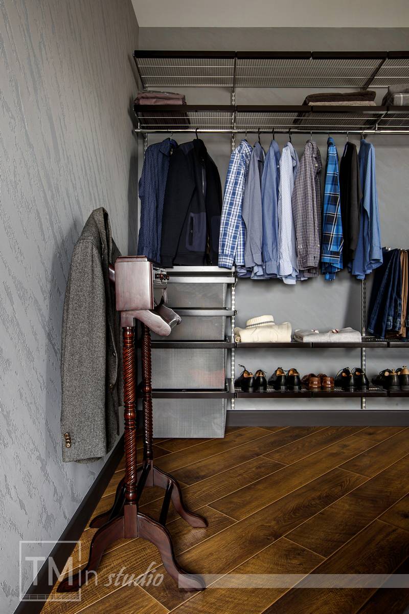 В серьезных тонах