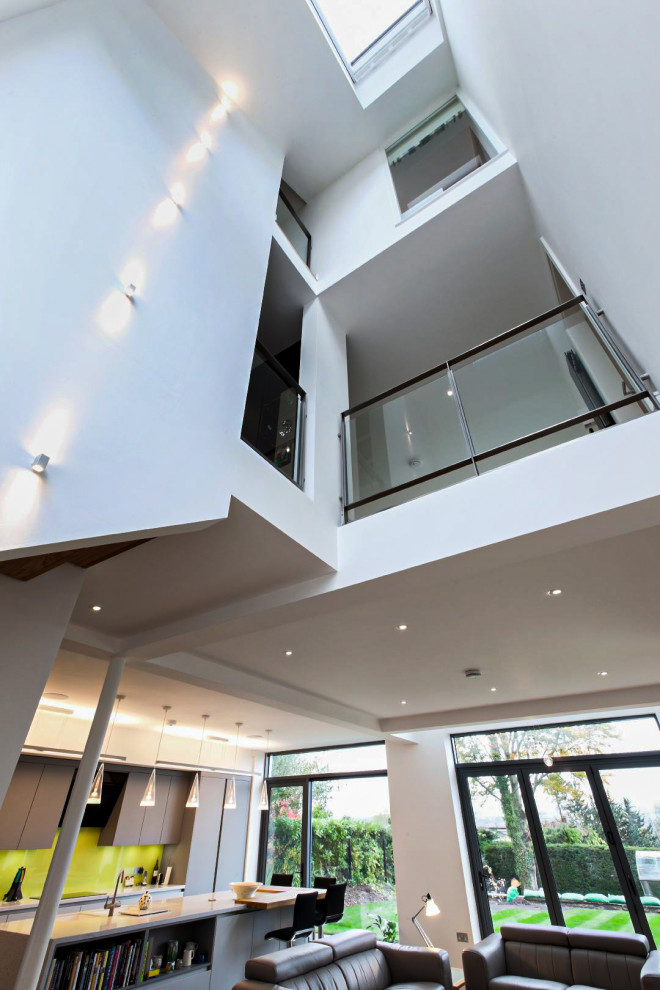 Пример оригинального дизайна: большой коридор в стиле модернизм с белыми стенами