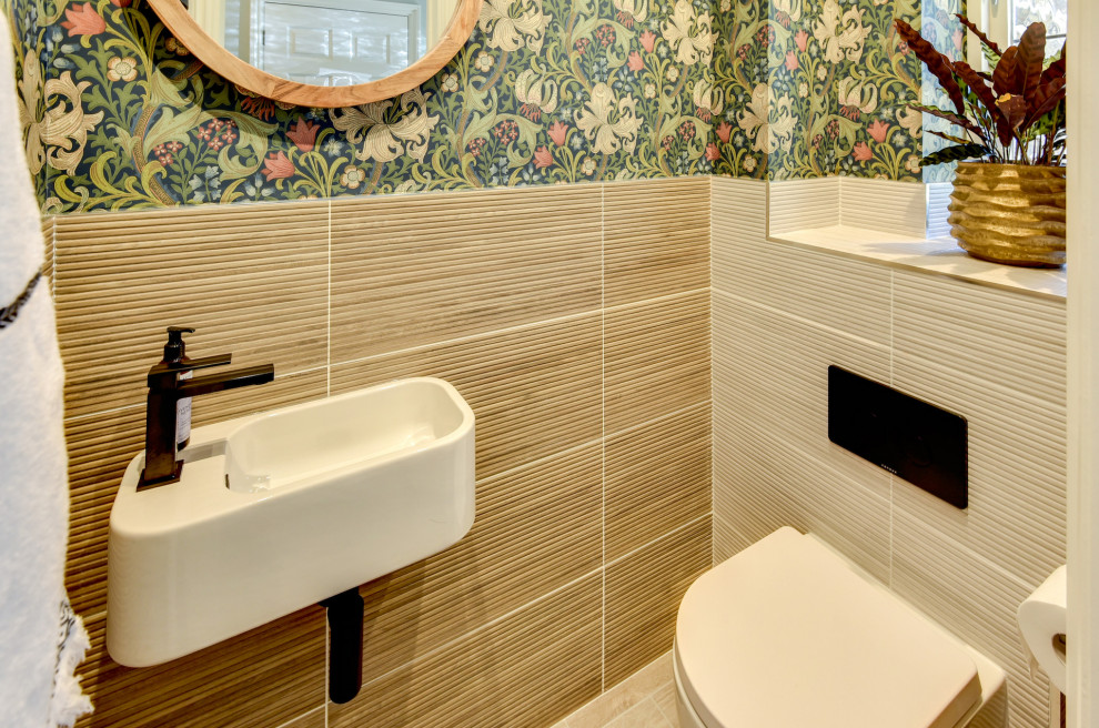 Exemple d'un petit WC et toilettes moderne avec WC à poser, un carrelage beige, des carreaux de céramique, un mur multicolore, un sol en carrelage de céramique, un lavabo suspendu, un plan de toilette en carrelage, un sol beige, un plan de toilette beige et du papier peint.
