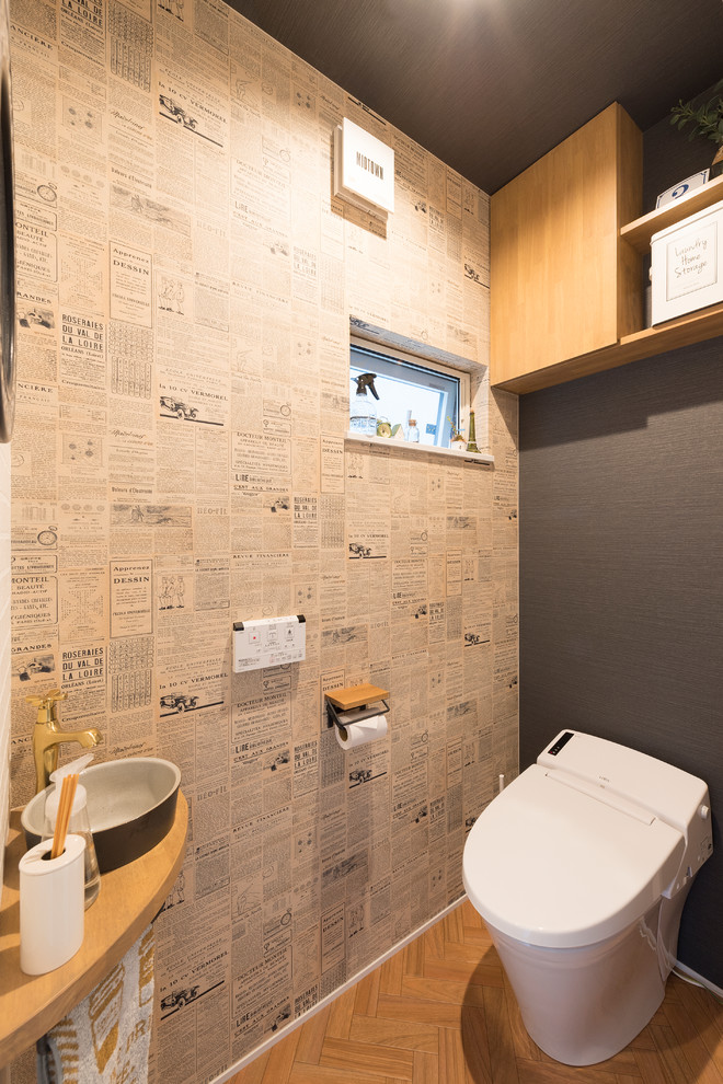 Photo of a scandinavian powder room in Kyoto with multi-coloured walls, medium hardwood floors, a vessel sink, brown floor, flat-panel cabinets, medium wood cabinets and wood benchtops.