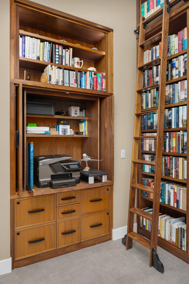 Idéer för ett litet klassiskt arbetsrum, med ett bibliotek, beige väggar, heltäckningsmatta, ett inbyggt skrivbord och grått golv