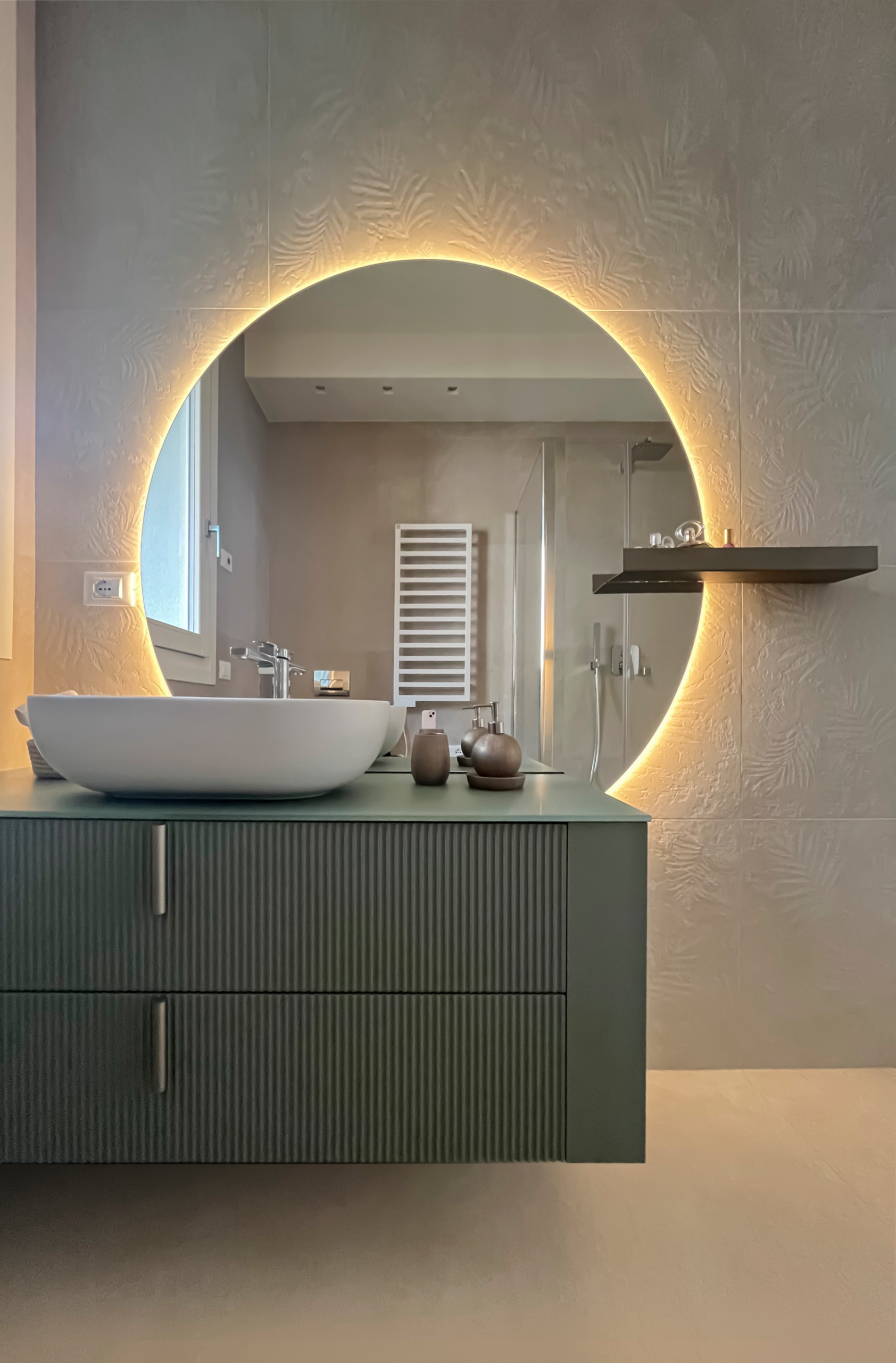 Equilibrio contemporaneo tra materia, luce e colore