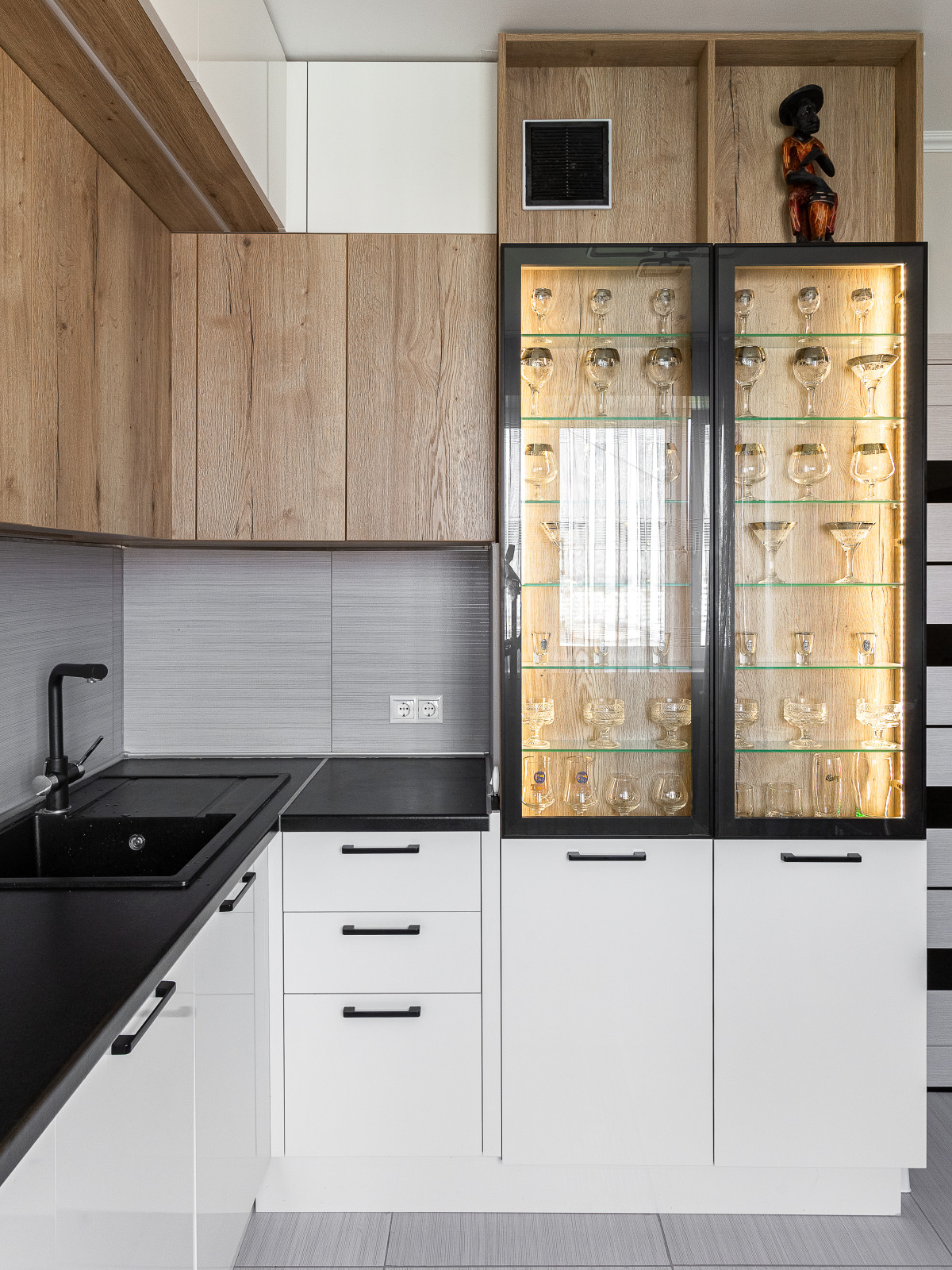 Угловая белая кухня с антресолью