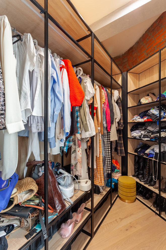 Конструкция стоит из трех отдельных модулей с подсветкой