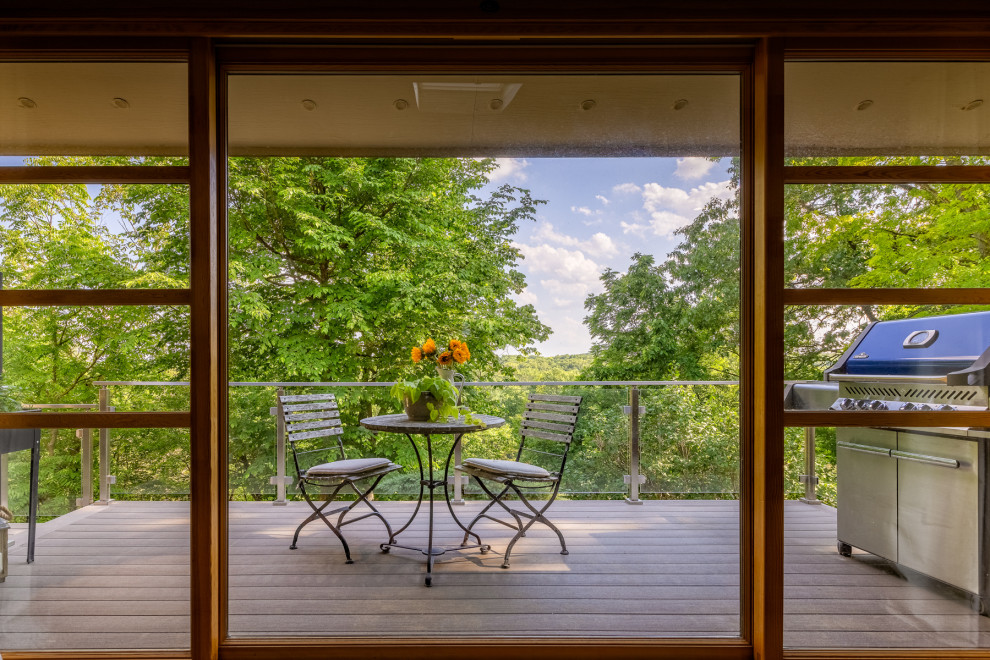 Esempio di una piccola terrazza stile americano dietro casa e al primo piano con nessuna copertura e parapetto in materiali misti