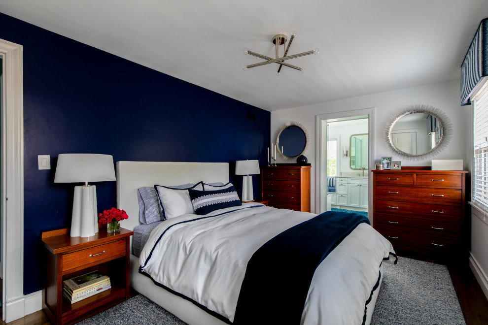 Cette image montre une chambre parentale design de taille moyenne avec un mur bleu, parquet foncé, aucune cheminée et un sol bleu.