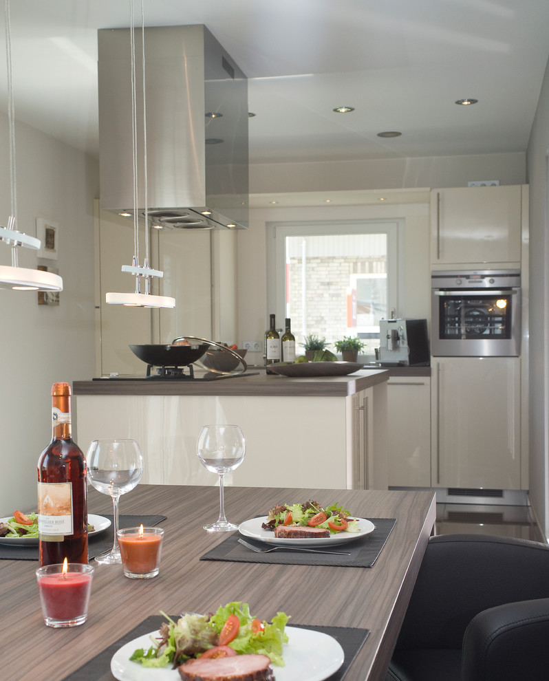 Moderne Küche mit weißen Schränken und Kücheninsel in Nürnberg