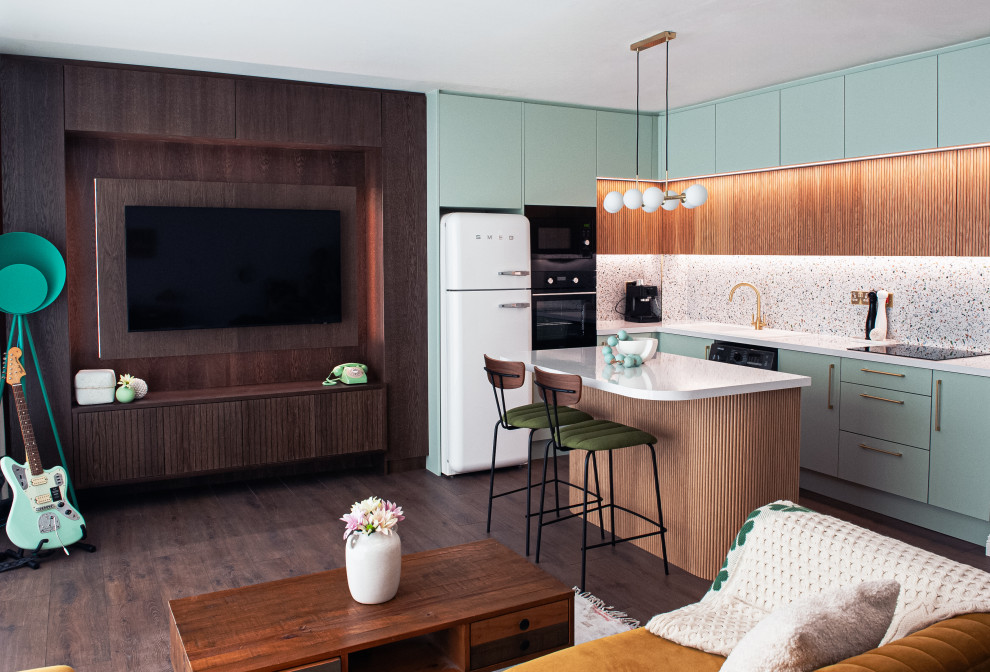 Immagine di una cucina moderna di medie dimensioni con ante in legno chiaro
