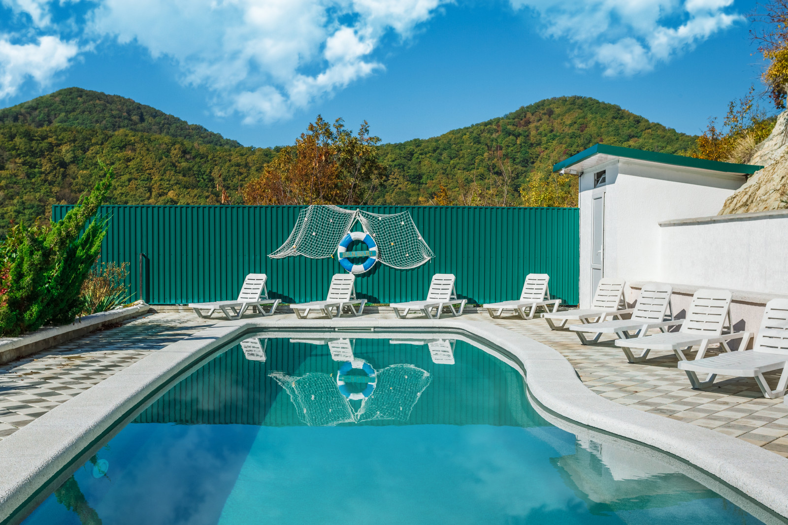 Открытый бассейн в горах.