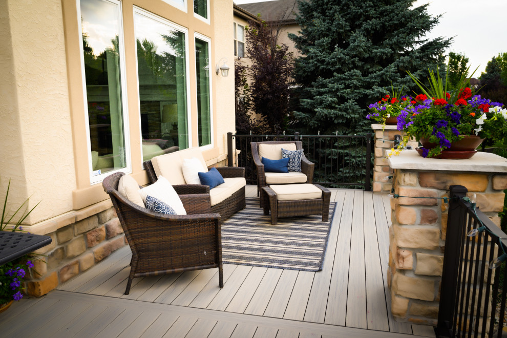 Diseño de terraza minimalista de tamaño medio en patio trasero con cocina exterior y barandilla de metal