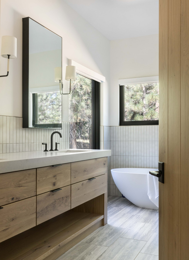 Mountain style bathroom photo in Sacramento
