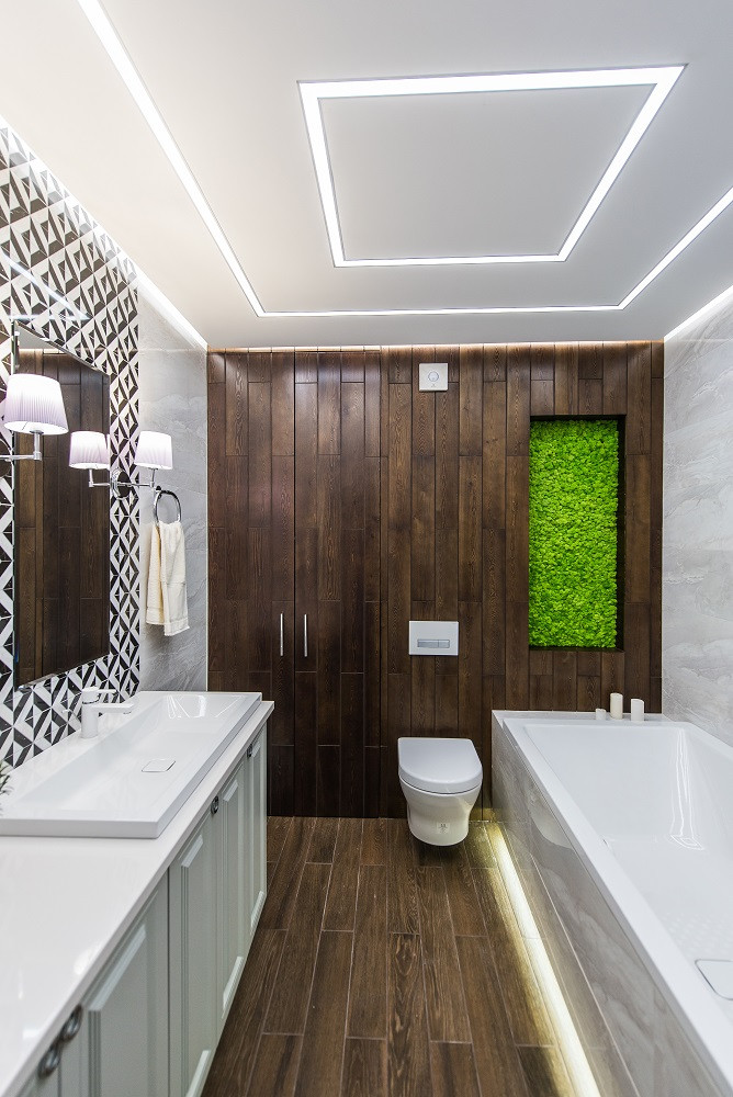 Санузел с деревянной стеной