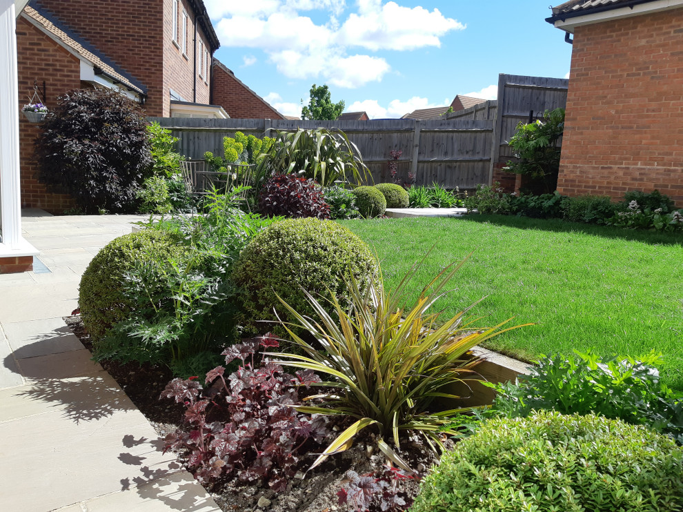 Пример оригинального дизайна: маленький летний участок и сад на заднем дворе в современном стиле с покрытием из каменной брусчатки и с деревянным забором для на участке и в саду