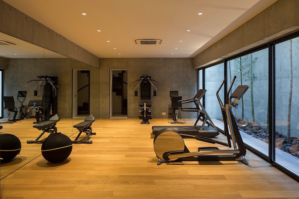 Photo of a modern home gym in Tokyo.