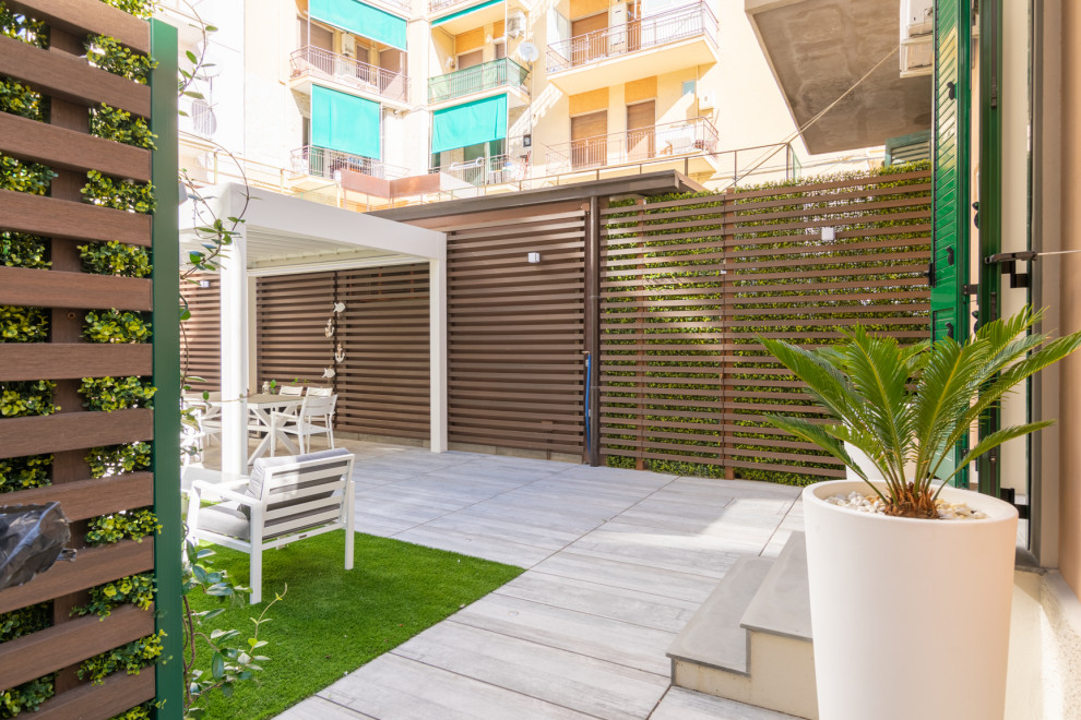 Esempio di un grande giardino formale design esposto a mezz'ombra dietro casa in autunno con gazebo, pavimentazioni in cemento e recinzione in PVC