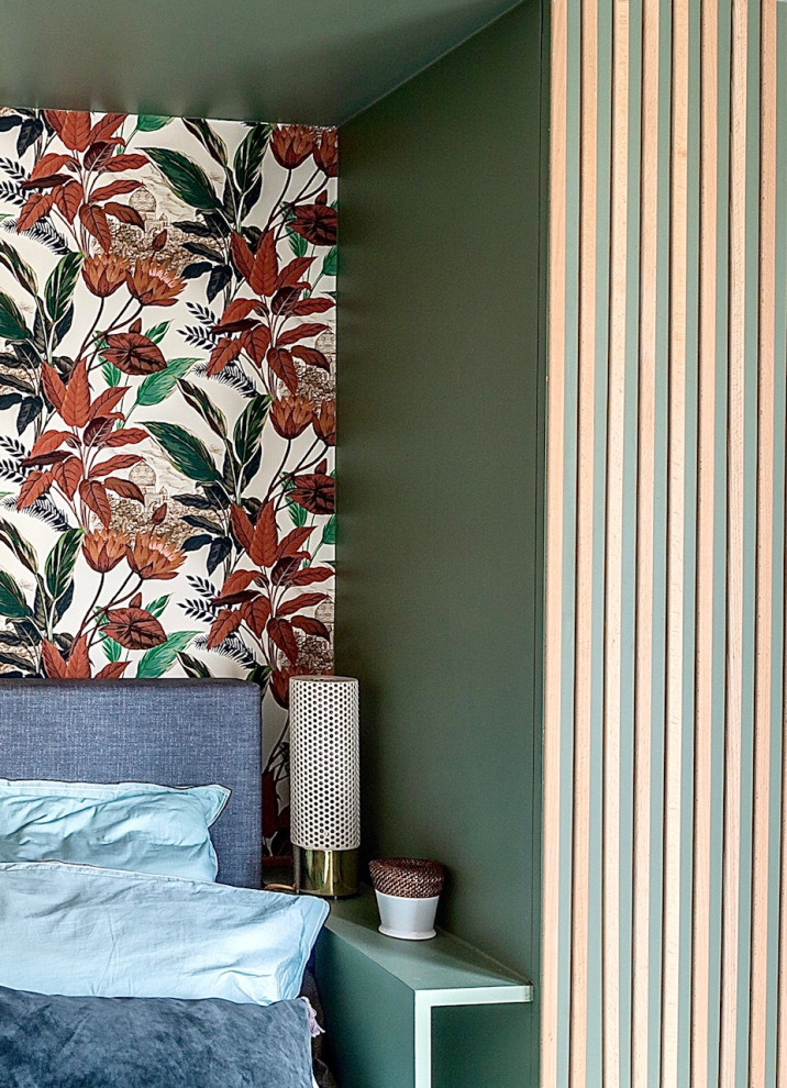 На фото: хозяйская спальня среднего размера в стиле шебби-шик с зелеными стенами, светлым паркетным полом, коричневым полом и панелями на стенах с