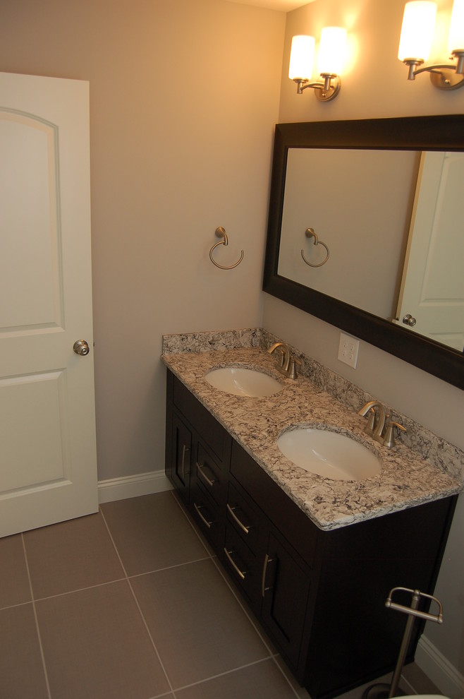 Transitional bathroom photo in Omaha