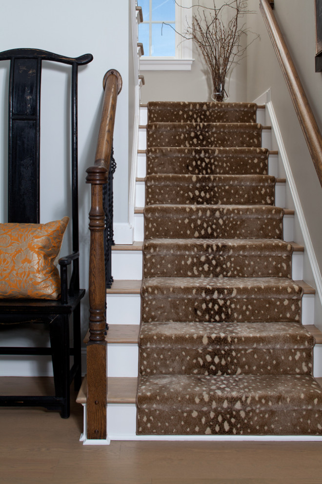 Пример оригинального дизайна: прямая лестница в современном стиле с деревянными ступенями, крашенными деревянными подступенками и деревянными перилами