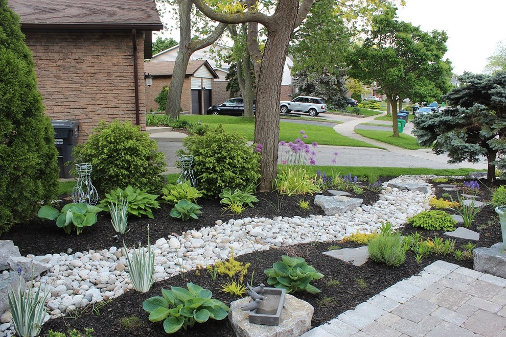 Mid-sized traditional front yard garden in Toronto.