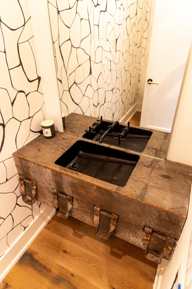 Kleines Rustikales Badezimmer mit weißen Fliesen, weißer Wandfarbe, hellem Holzboden, integriertem Waschbecken, Waschtisch aus Holz, grauer Waschtischplatte, Einzelwaschbecken und Tapetenwänden in Nashville