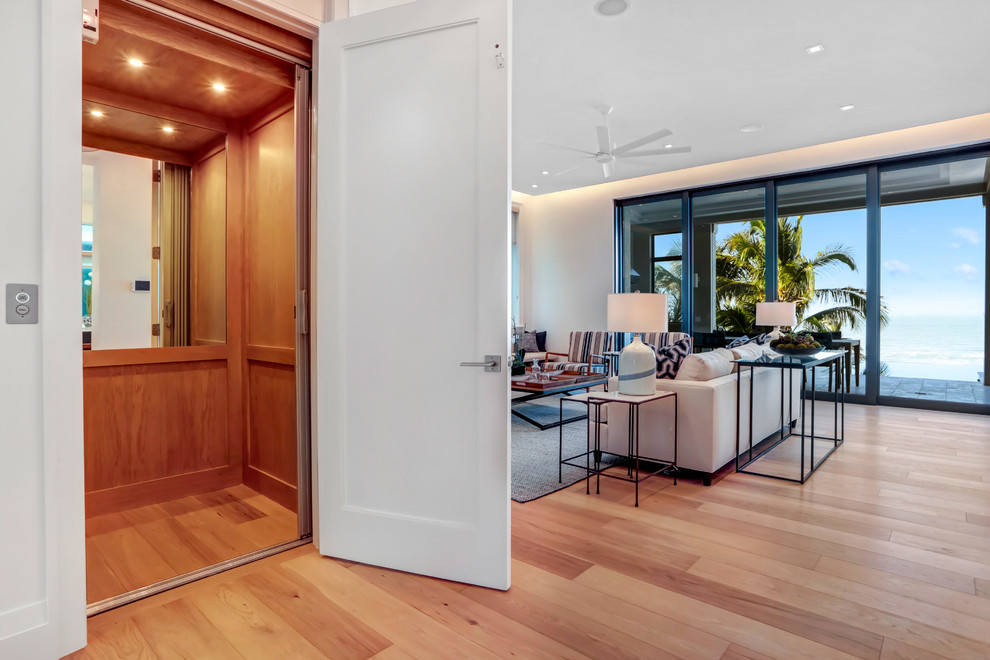Transitional home design photo in Miami