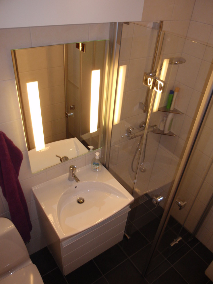 Photo of a modern bathroom in Copenhagen.