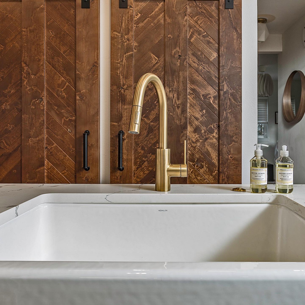 Esempio di una grande stanza da bagno country con ante in stile shaker, ante nere, pavimento in legno massello medio e pavimento marrone