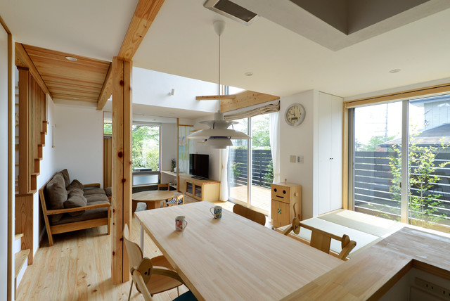 土佐材の家 landhausstil-esszimmer