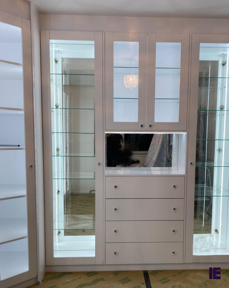 Foto de armario actual grande con armarios tipo vitrina y puertas de armario blancas