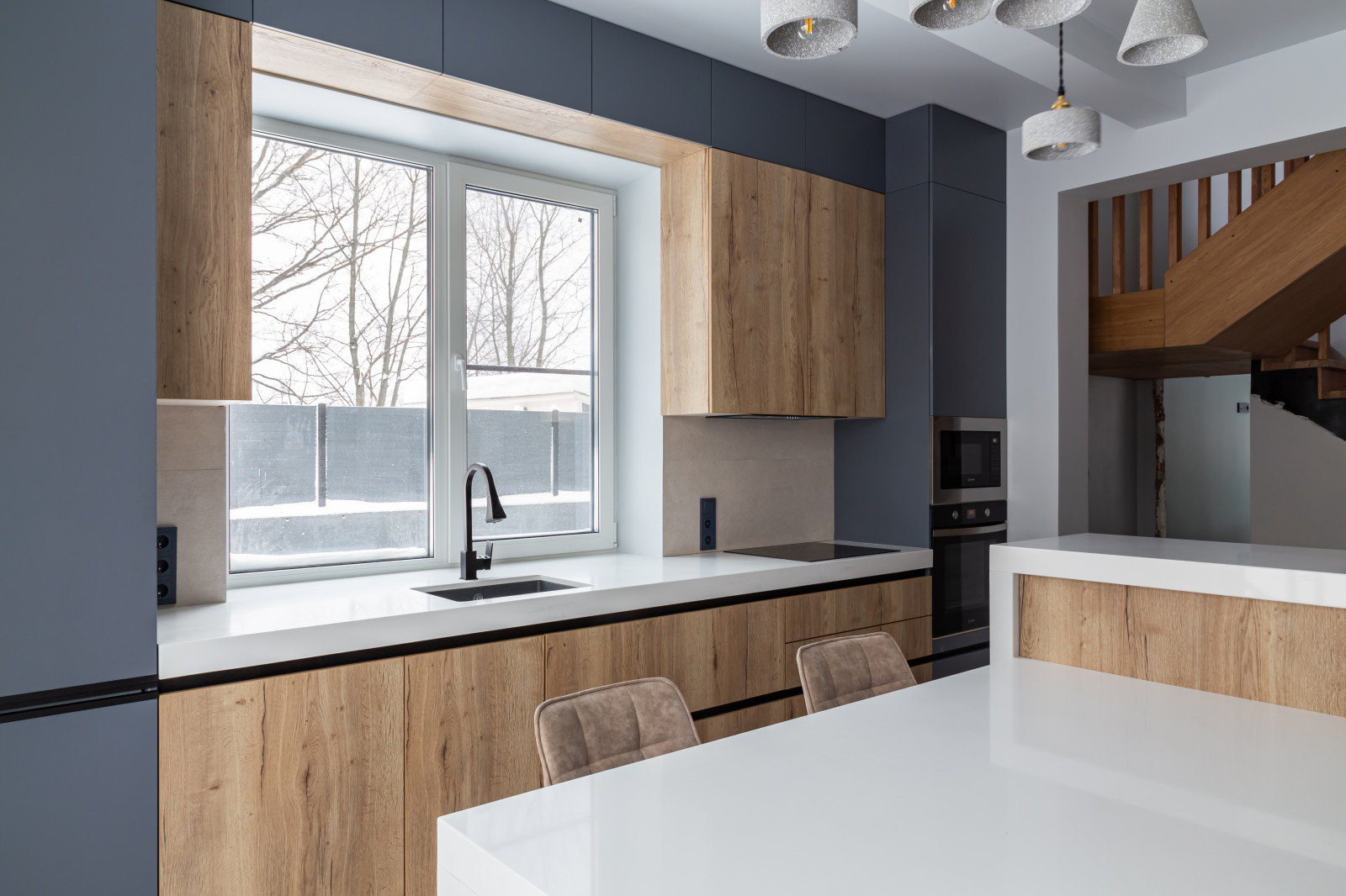 Современная кухня в загородный дом