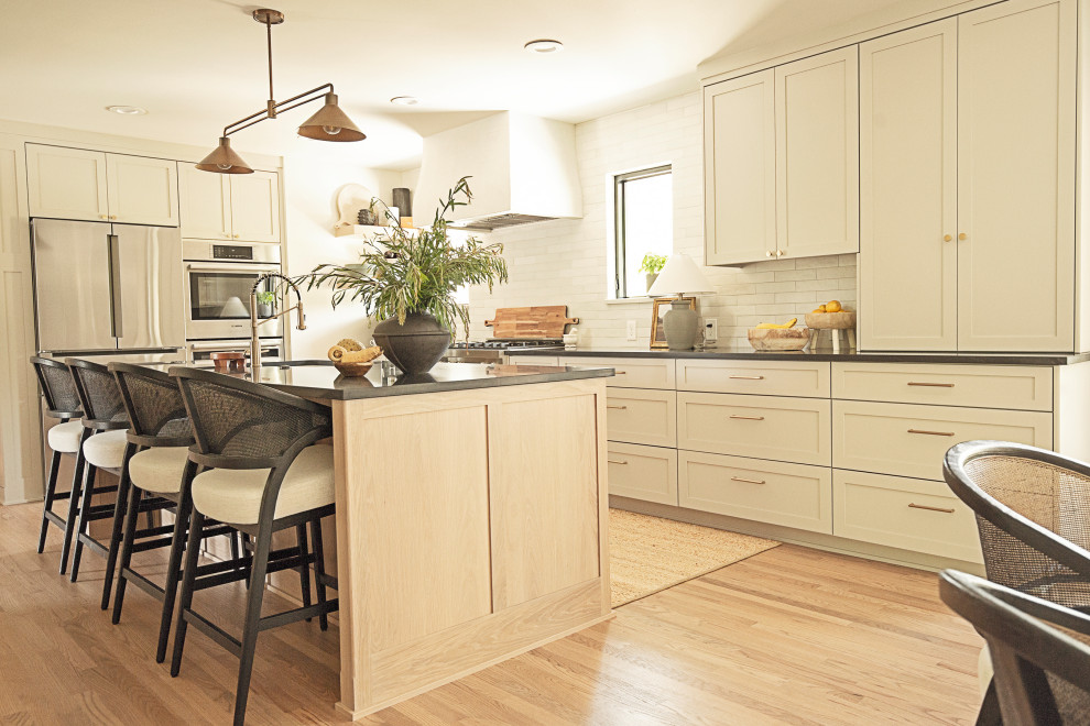 Transitional kitchen photo in Milwaukee