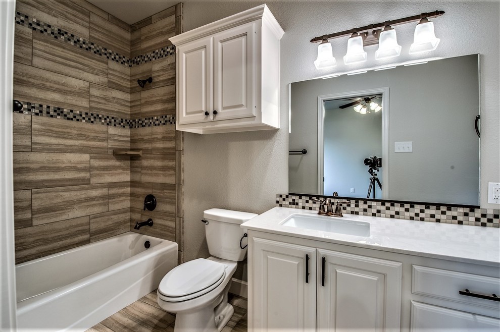 Example of a transitional home design design in Austin