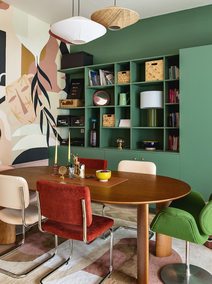 Exemple d'une salle à manger ouverte sur le salon tendance de taille moyenne avec un mur vert, parquet clair, aucune cheminée, un sol beige, du papier peint et éclairage.