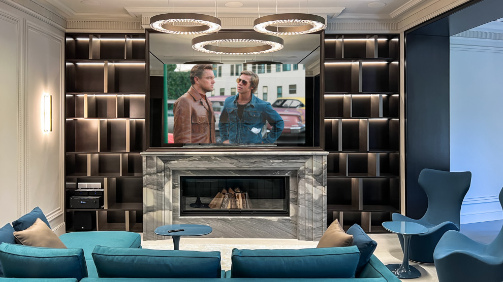 Зеркальный телевизор над камином