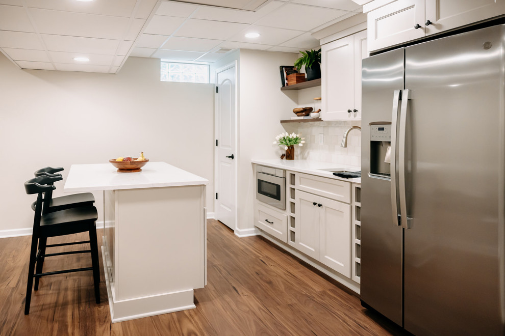 Example of a transitional kitchen design in Detroit