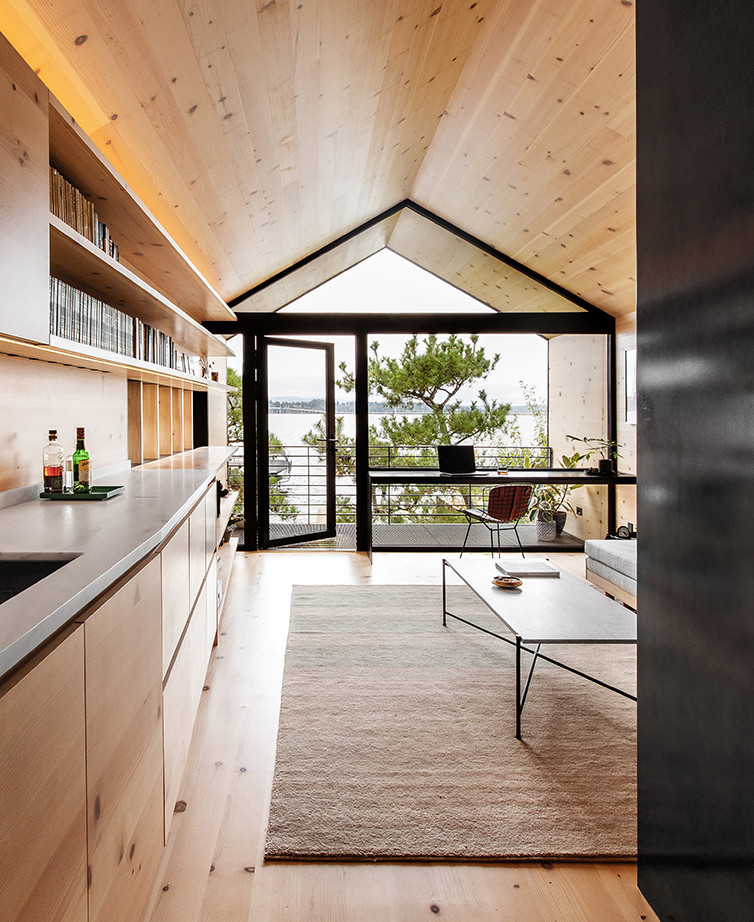 Kleines, Fernseherloses, Offenes Modernes Wohnzimmer mit hellem Holzboden, Holzdecke und Holzwänden in Seattle