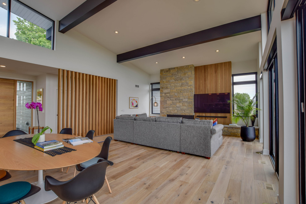 Foto di un soggiorno moderno con pavimento marrone