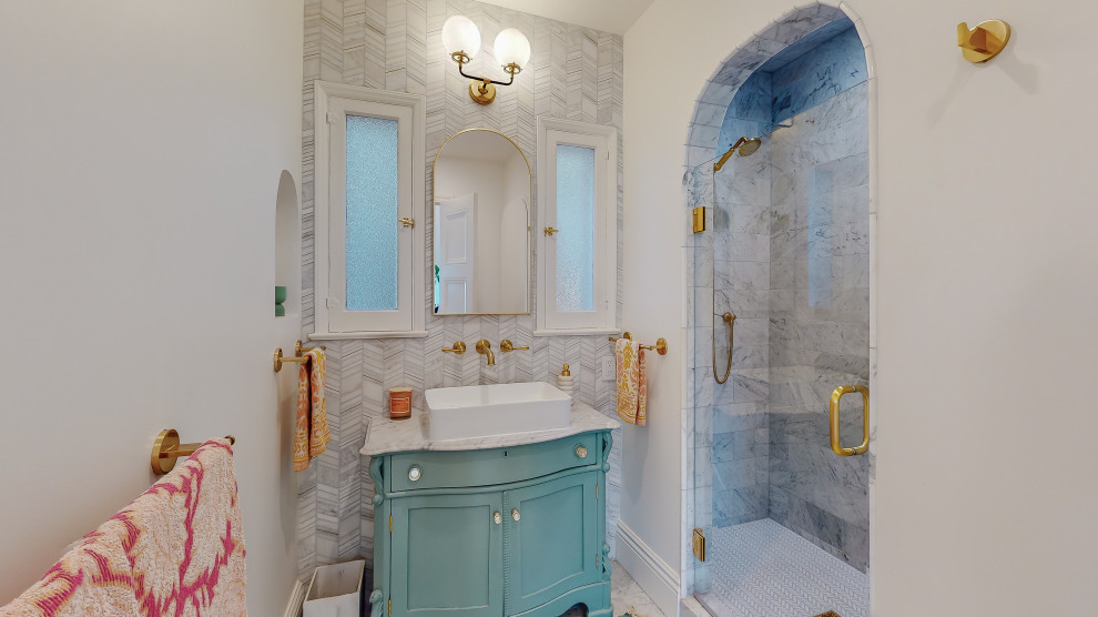 На фото: детская ванная комната в средиземноморском стиле с фасадами с выступающей филенкой, синими фасадами, серыми стенами, монолитной раковиной, мраморной столешницей, тумбой под одну раковину и встроенной тумбой