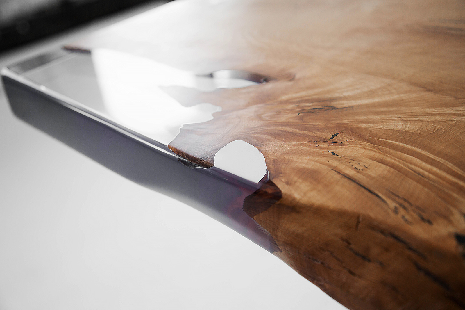 Стол из граба и акрила КЕМ