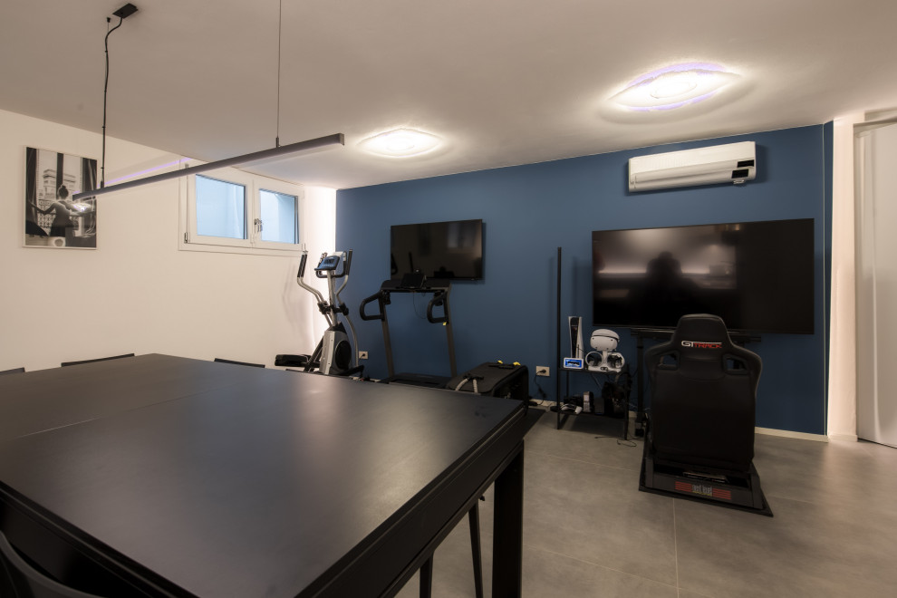 Photo of a medium sized modern home gym in Florence with grey walls, porcelain flooring and grey floors.