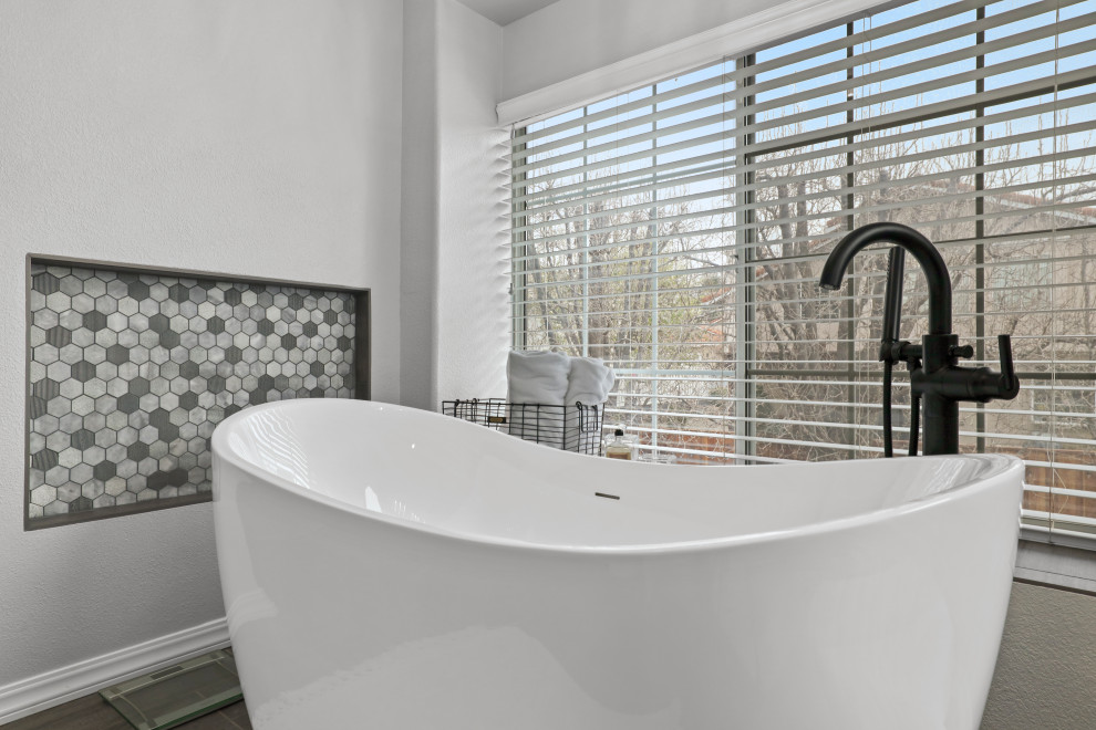 Exempel på ett modernt vit vitt en-suite badrum, med grå skåp, ett fristående badkar, en hörndusch, flerfärgad kakel, keramikplattor, grå väggar, klinkergolv i porslin, ett undermonterad handfat, marmorbänkskiva, brunt golv och dusch med gångjärnsdörr
