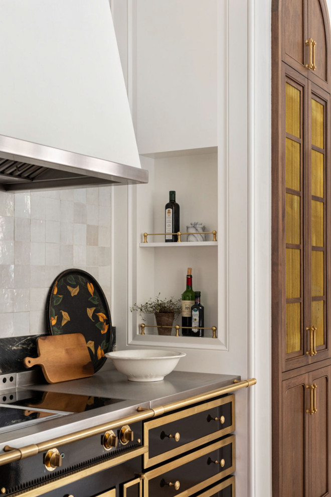 Transitional kitchen photo in Chicago