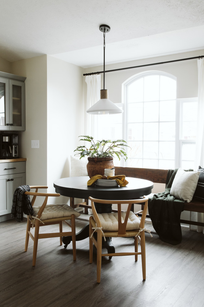 На фото: маленькая кухня-столовая в стиле кантри с белыми стенами, полом из винила, коричневым полом и сводчатым потолком для на участке и в саду