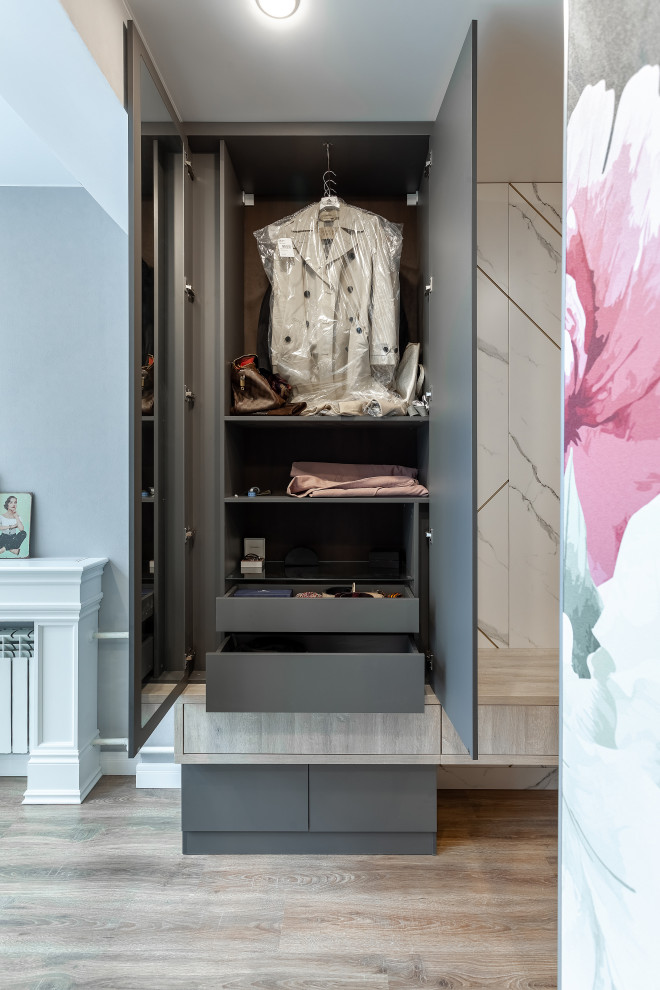 Зеркало установлено на внутренней стороне фасада