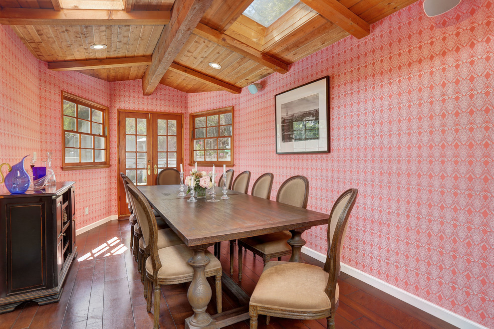 This is an example of a traditional dining room in Los Angeles.