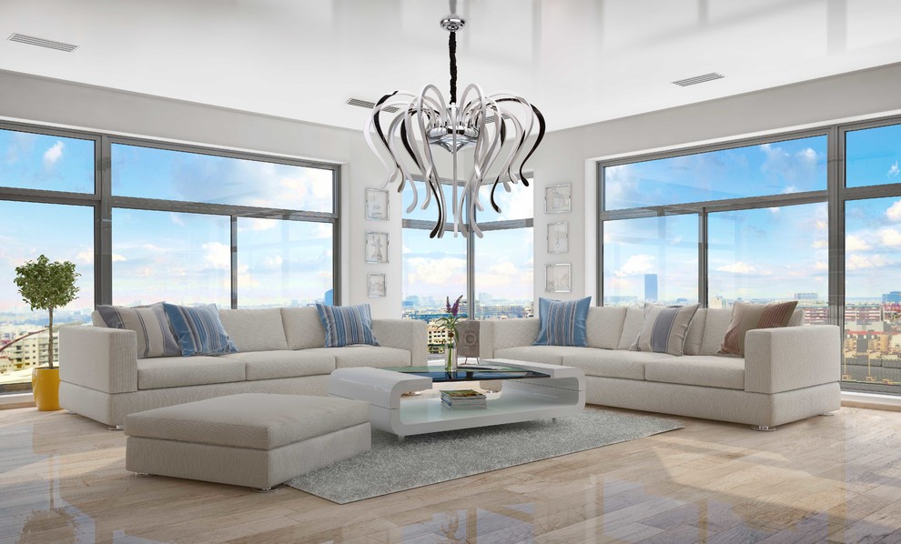 Просторная светлая гостиная с витражными окнами